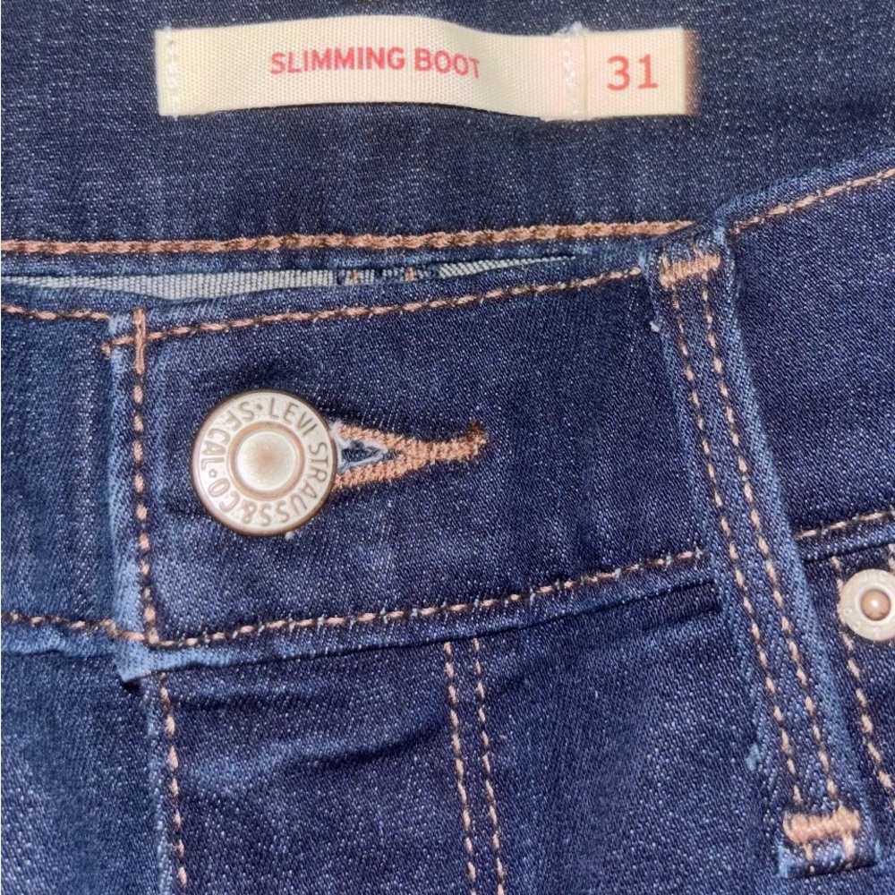 Women’s Levi Slimming Dark Jeans
Size 31 - Picture 5 of 5